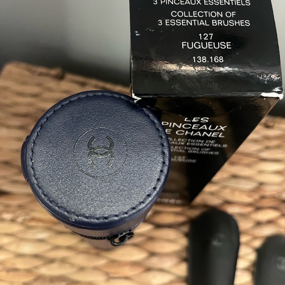 Chanel Essential Brush Collection - Picture 6 of 7
